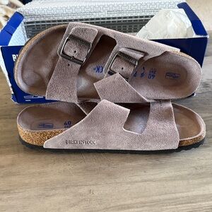 Birkenstock women’s Arizona BS Suede Sandals. Worn 60 mins in Florida Keys